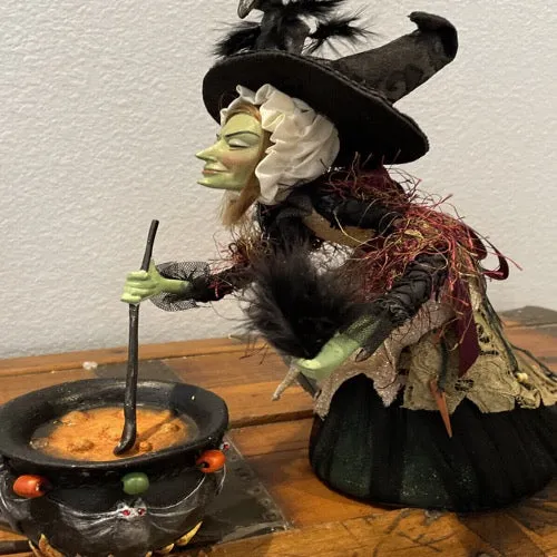 Witch Shopper with Cauldron Tabletop 28-928494